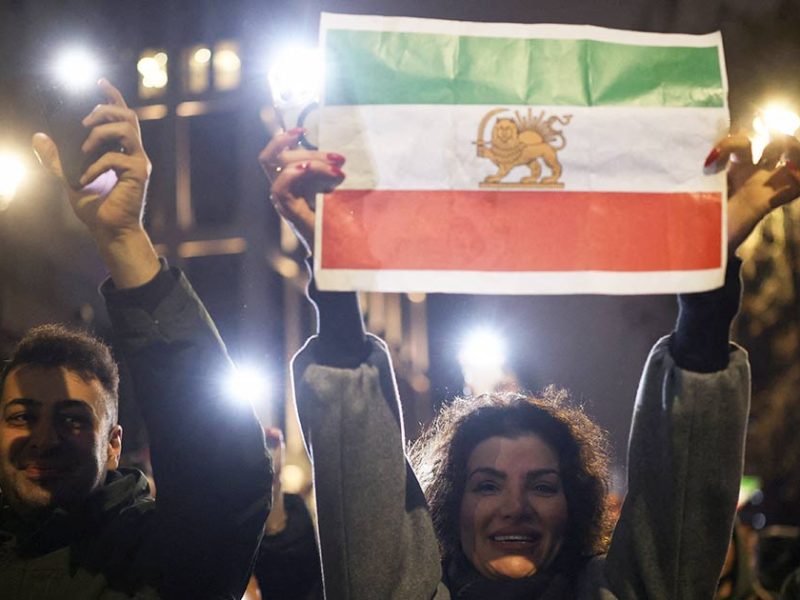 倫敦伊朗大使館外數千人示威抗議