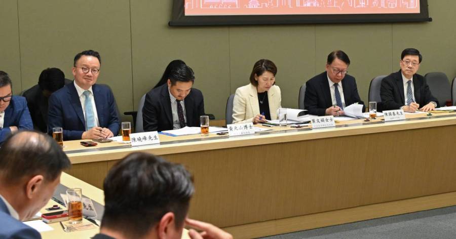 兩會丨晤港區人大政協 李家超感謝積極建言獻策