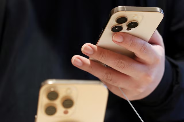 Killing the mood: smartphones reduce birth rate, studies say