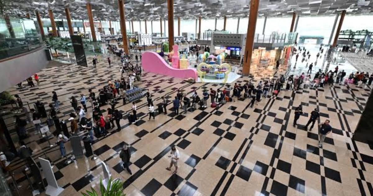 大鬧樟宜機場丨港母子新加坡傷人襲警 分別囚半年及10天